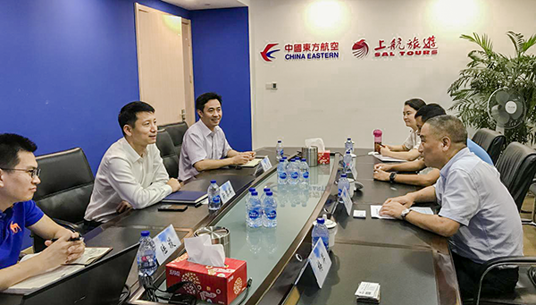 7月9日，集團(tuán)公司董事長李漢東、副總經(jīng)理龔勇一行前往上航假期國際旅行社總部，拜訪上航假期總經(jīng)理靳黎軍，雙方就下一步開展更加深入的合作進(jìn)行了洽談。市場營銷部、經(jīng)營管理部相關(guān)負(fù)責(zé)人陪同參加。.png