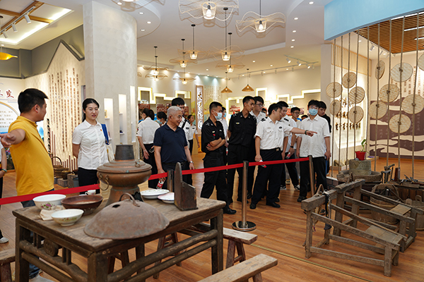 “助力鄉(xiāng)村振興，踐行艱苦奮斗” 將新員工黨性教育活動搬到對口幫扶村.jpg