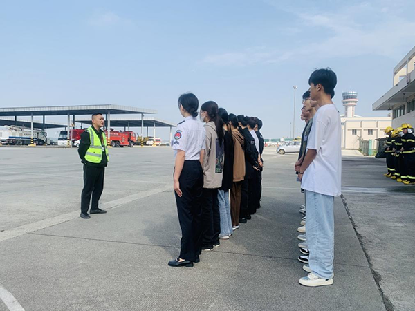 綿陽機場安檢站對閬中機場、民航校  實習(xí)生開展軍訓(xùn).png