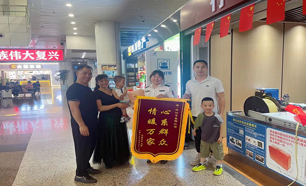 心系群眾，情暖萬家—— 綿陽機(jī)場(chǎng)安檢站暖心服務(wù)獲錦旗.png