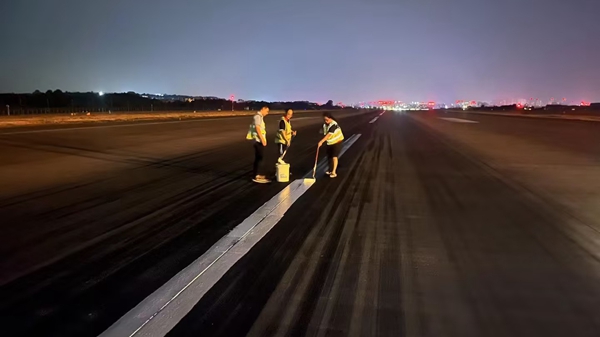 深夜，航班結(jié)束后，工作人員對(duì)跑道中心線(xiàn)進(jìn)行復(fù)新_副本.jpg